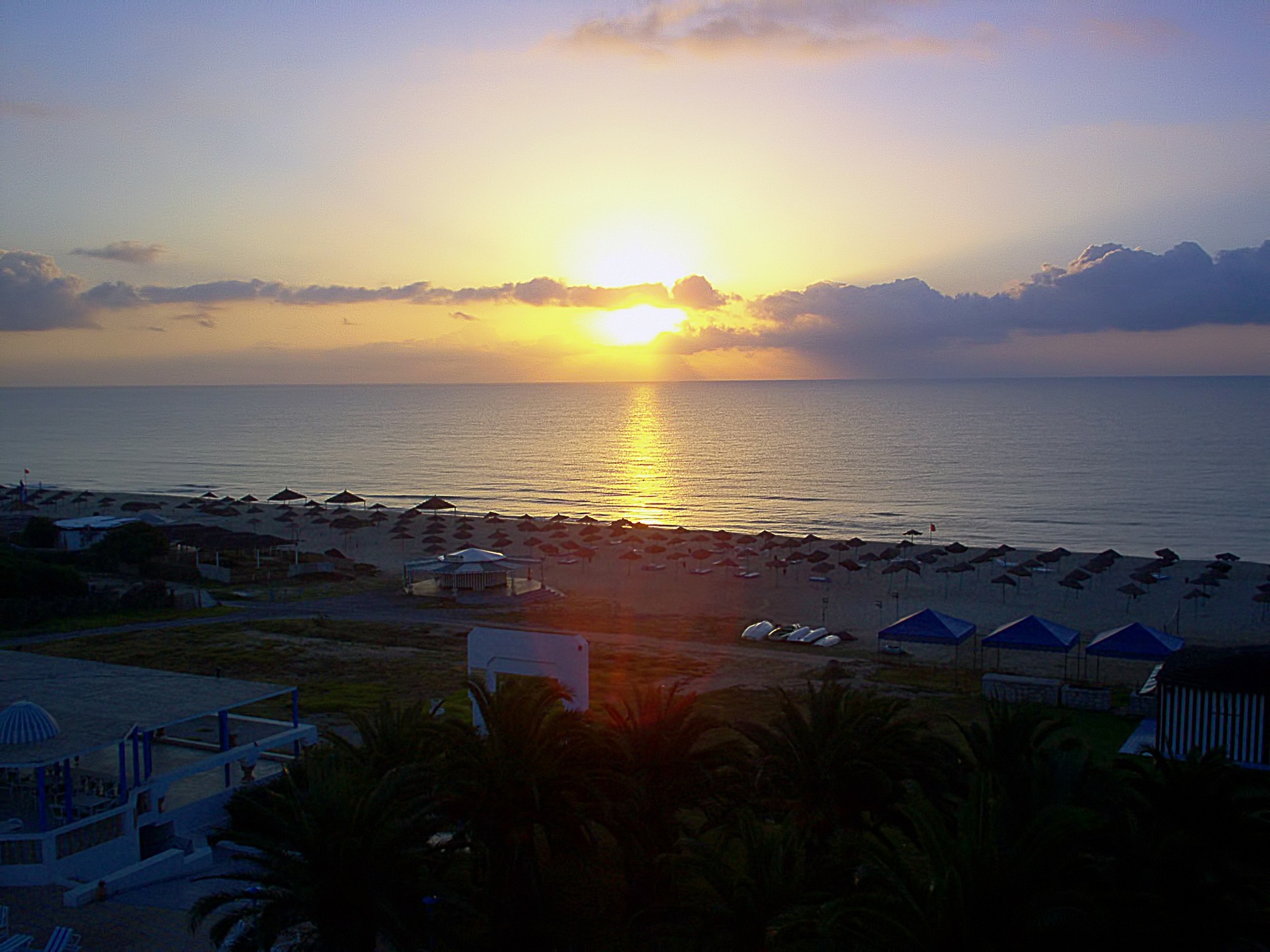 Besonders romantisch ist der Strand von Hammamet am Mittelmeer bei Sonnenuntergang.